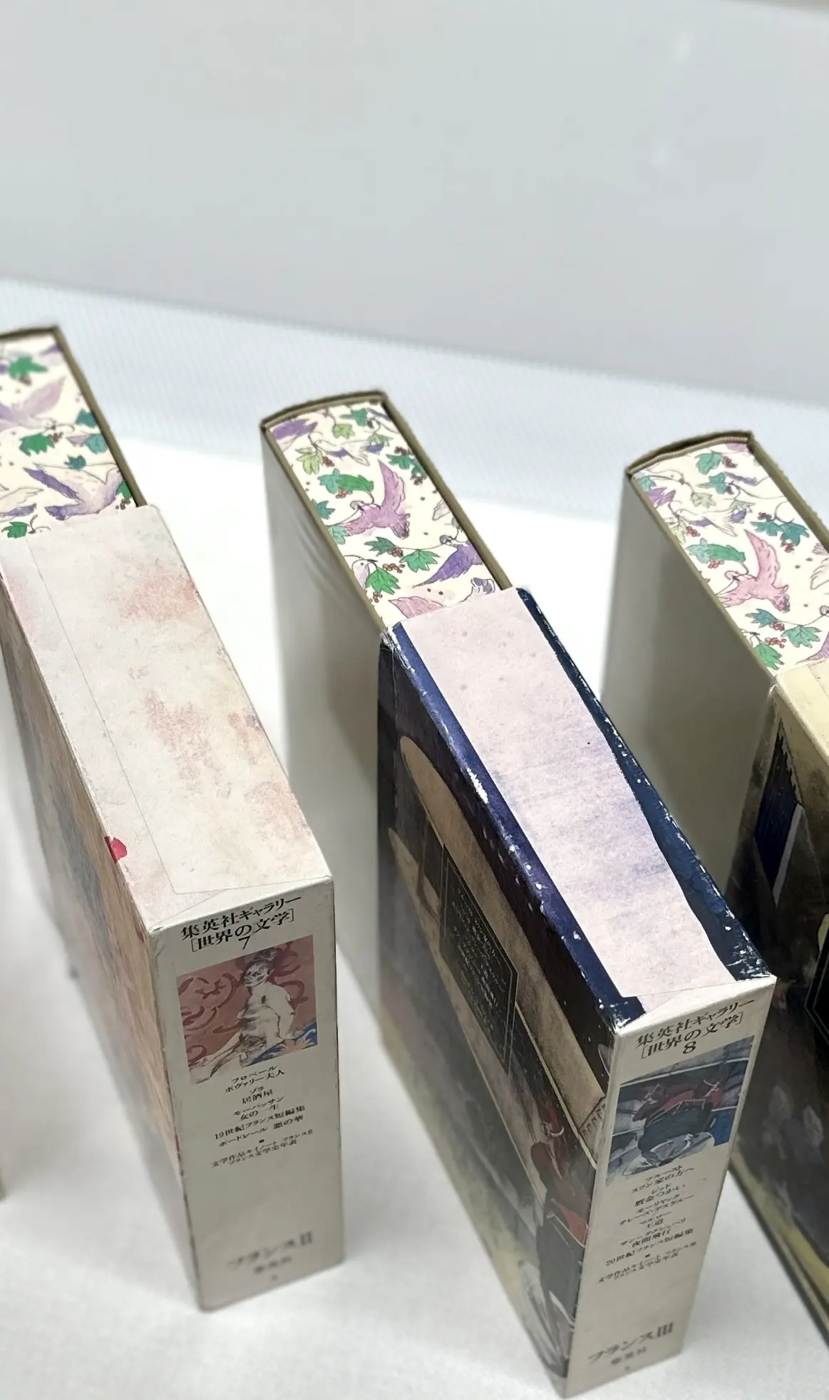 木の温もり感じる村上春樹ライブラリーと山の画像_18