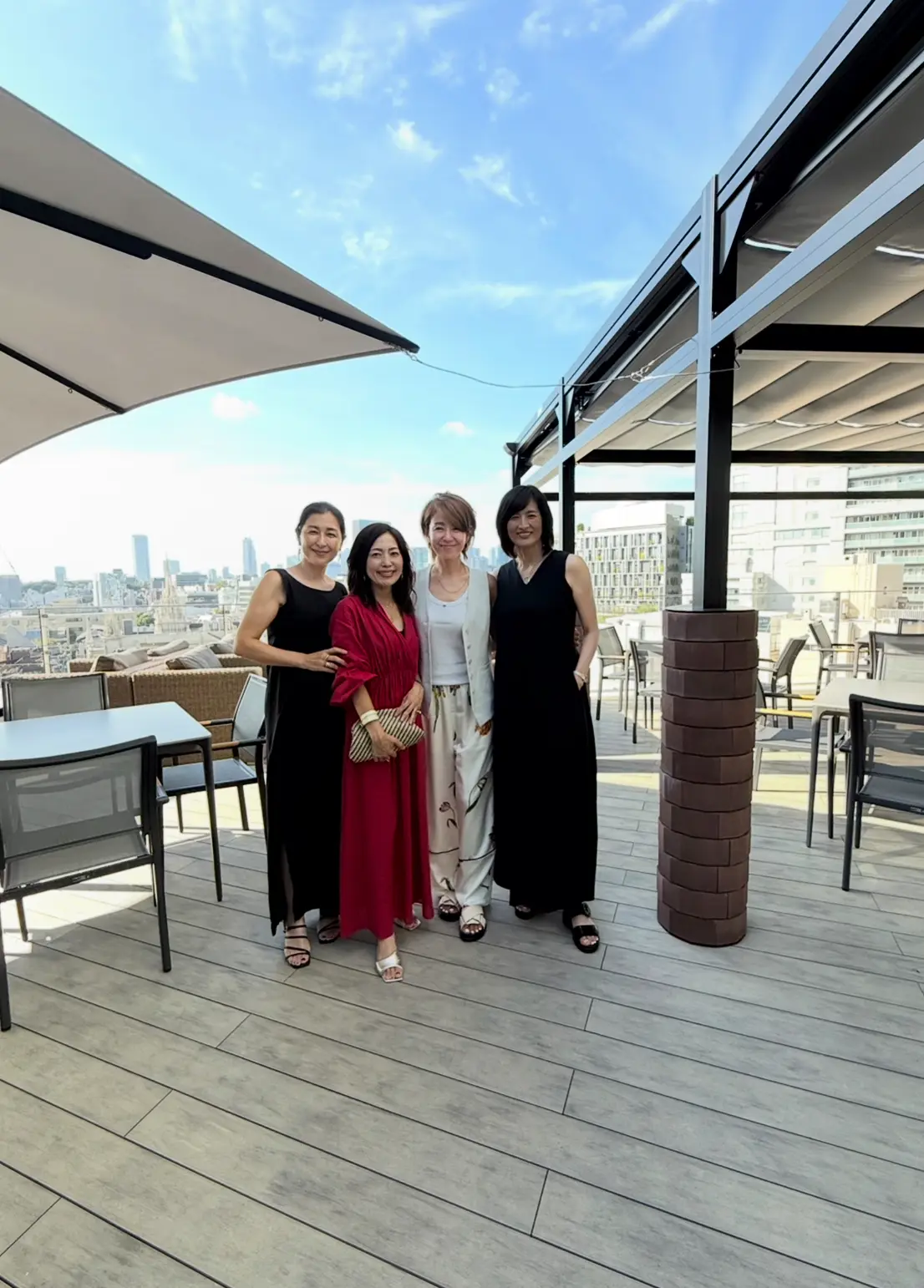 秋のお出掛けにも使えるワンピースを着てラの画像_2