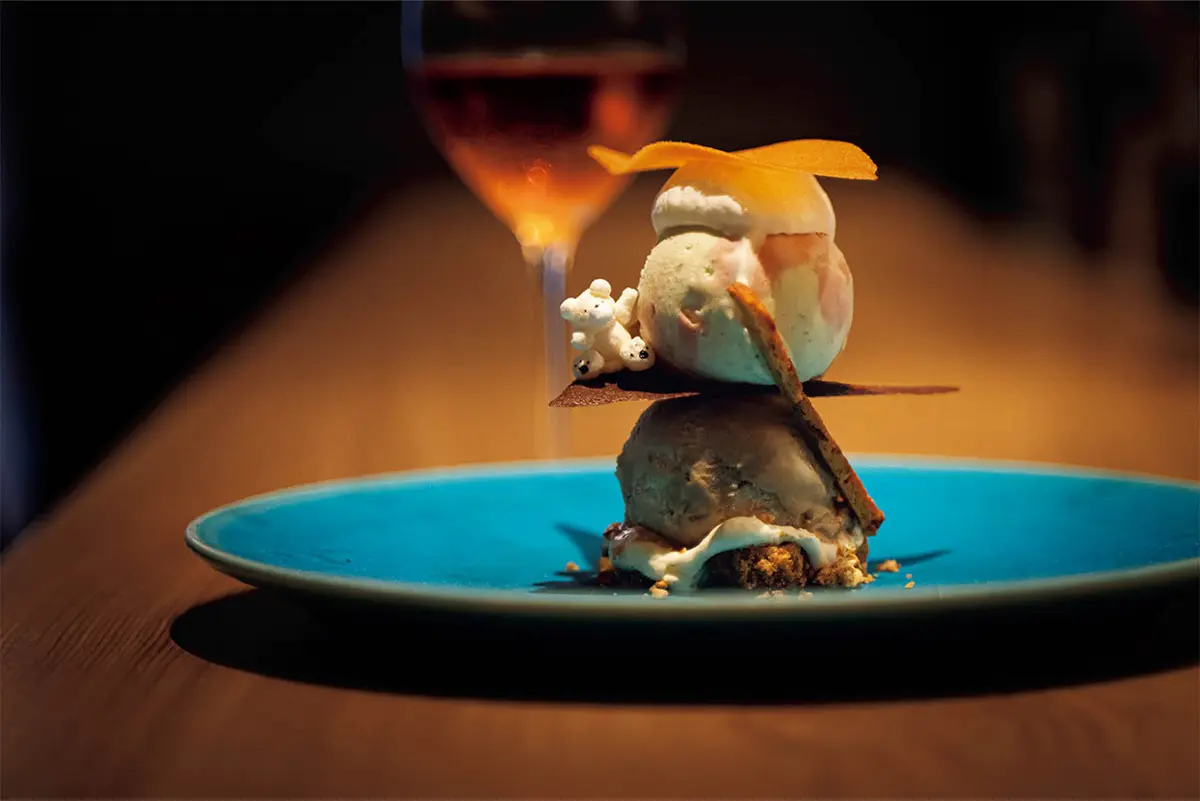 ❶好きなジェラート2種にクリームやラスク、サブ レをトッピングした「スペシャルジェラート」￥1, 650