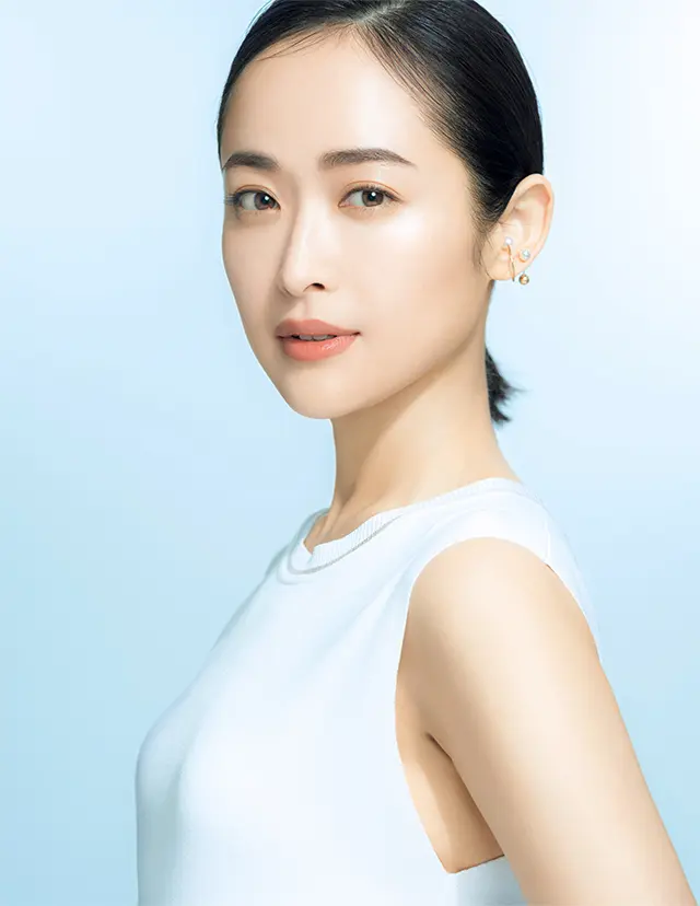 清らかに輝く肌から,気品の美が匂いたつとき　モデル／樋場早紀