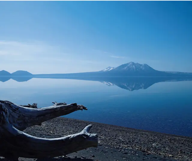 最大水深363mの深くかぎりない透明な水の神秘は、支笏湖ブルーと称される。近くには縄文遺跡も