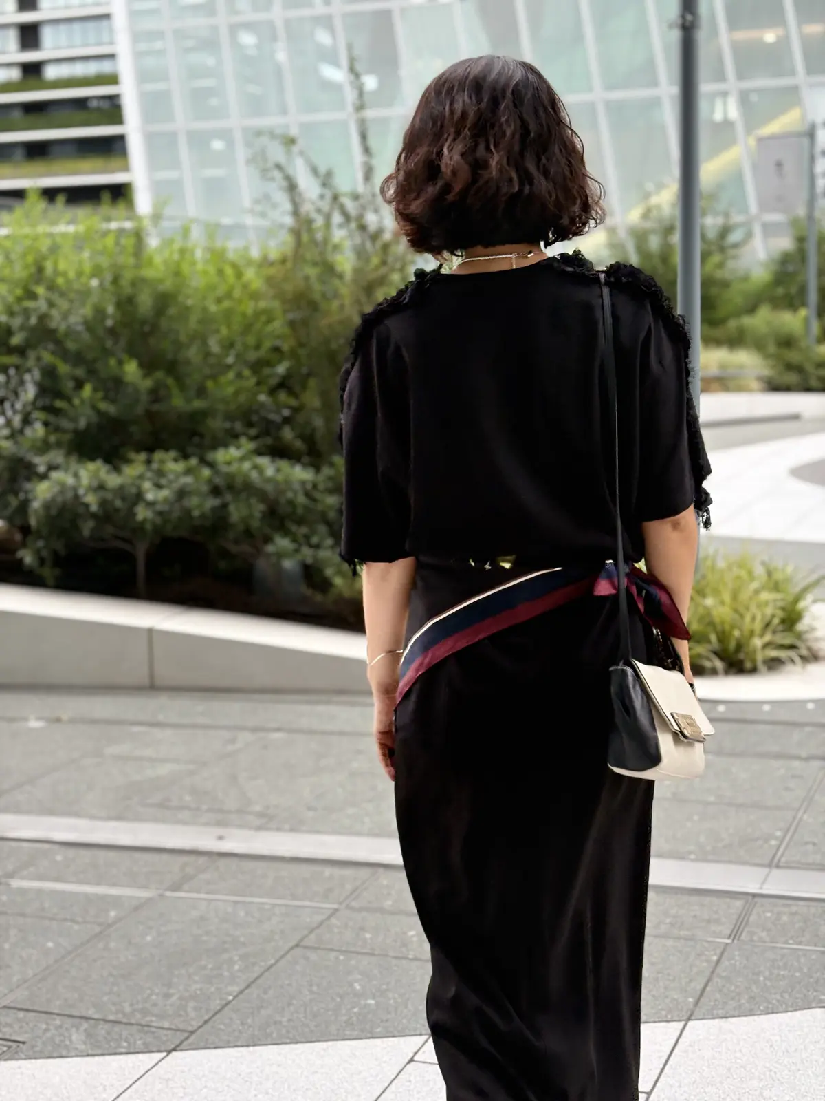 秋コーデ　スカーフ　ブラックコーデ