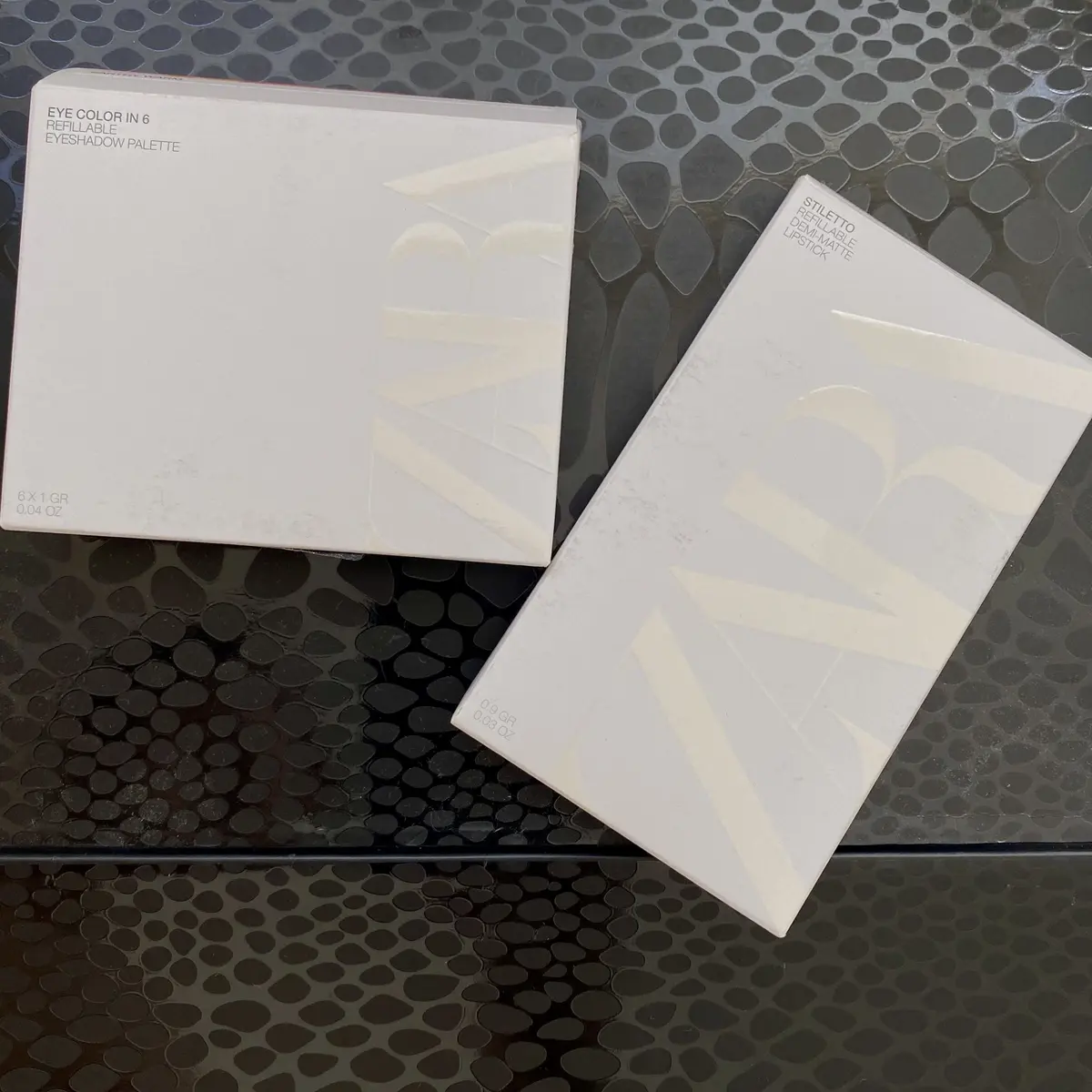 ZARAコスメはシンプルなホワイトケース