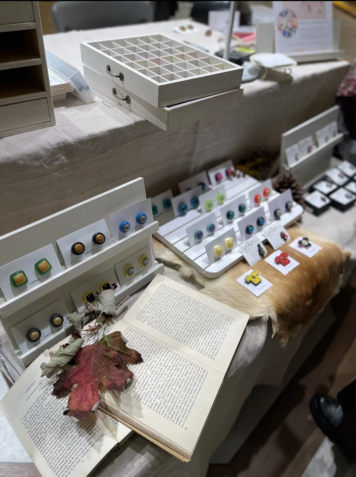 ハート柄ニットでタイ料理とアクセサリーのの画像_3