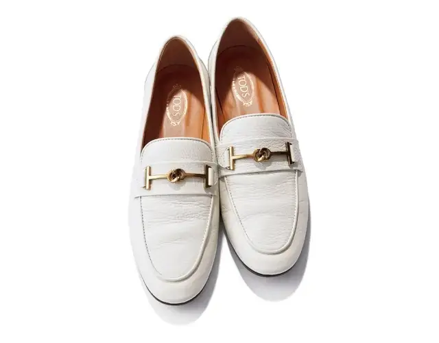 服の色を選ばず使いやすいアイボリー。 ￥116,600／トッズ・ジャパン（トッズ）