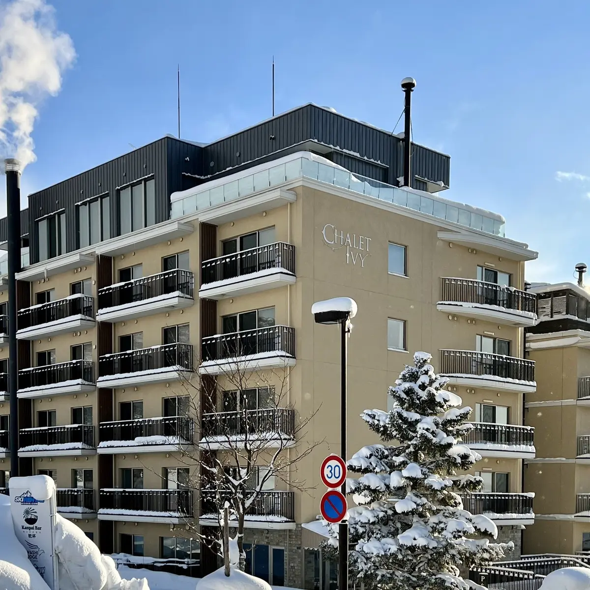 ニセコのヒラフにあるホテル「シャレーアイビー」の外観