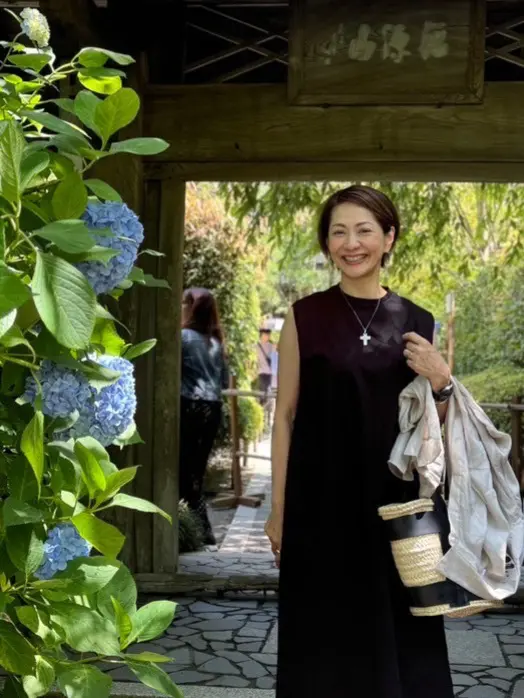 黒のベーシックなワンピはターコイズのネッの画像_1