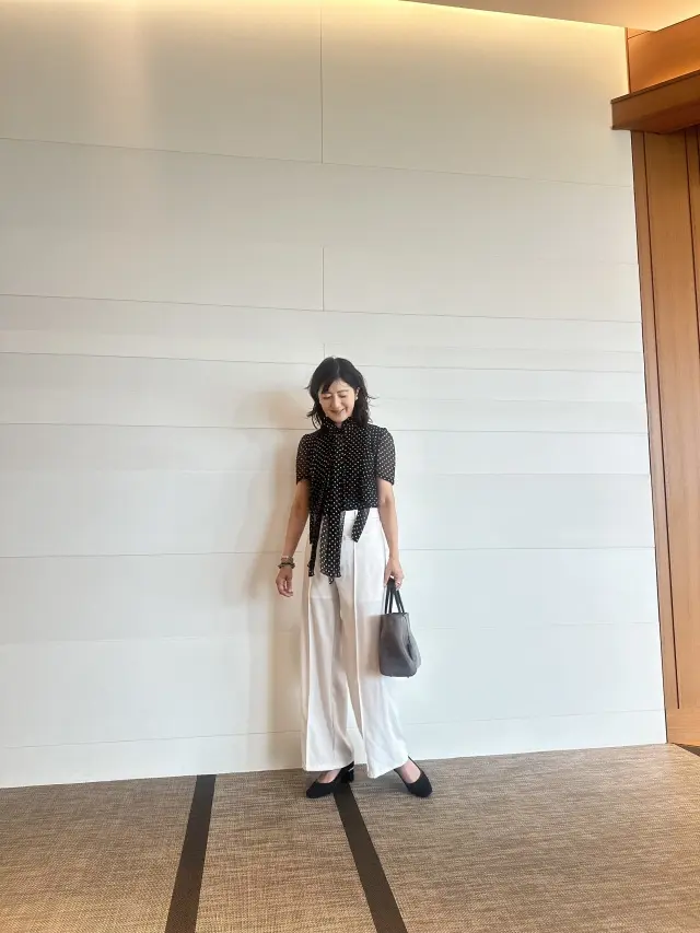 モノトーンドッツ×ホワイトパンツで、人気の画像_9