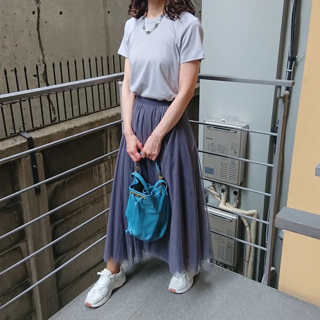 グレーTシャツ   チュールスカート