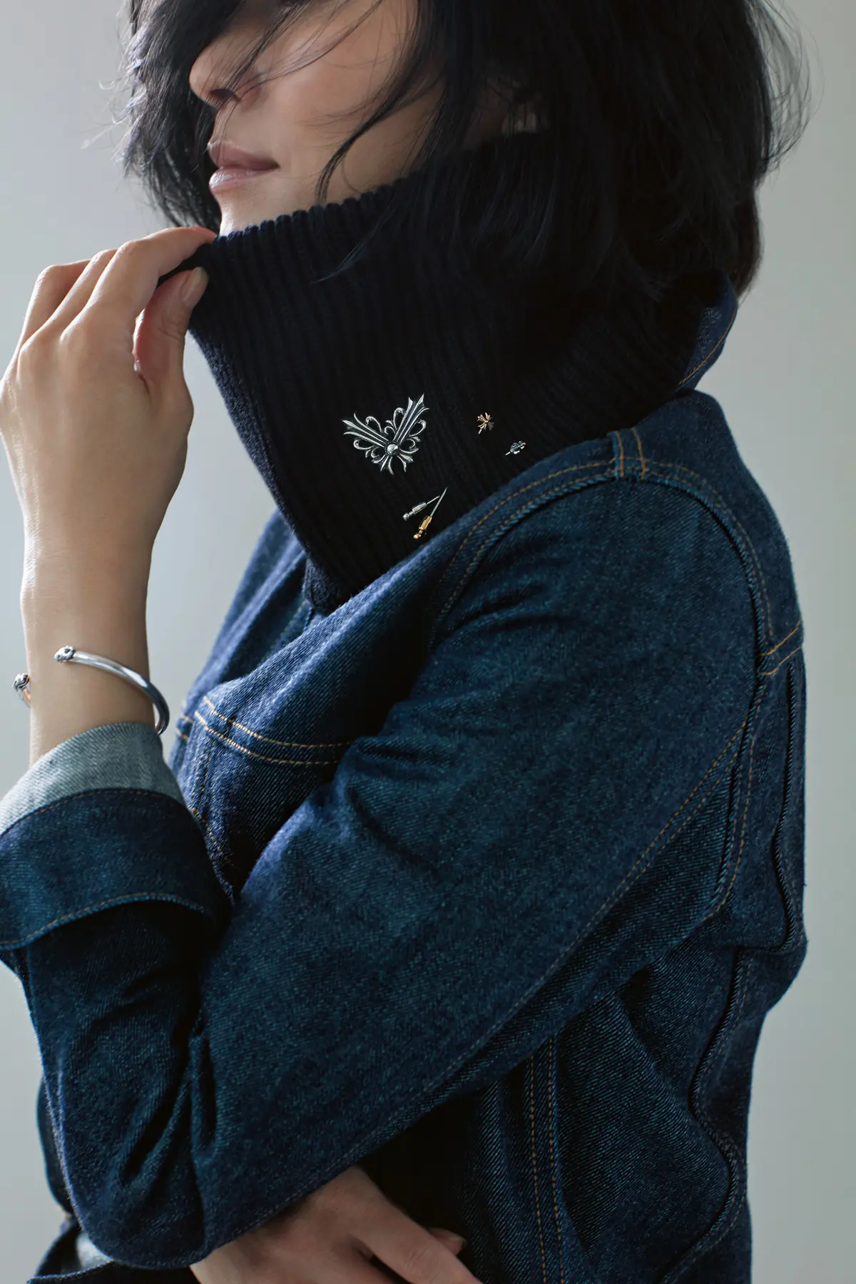 ブローチで、冬のカジュアル服にニュアンスの画像_4