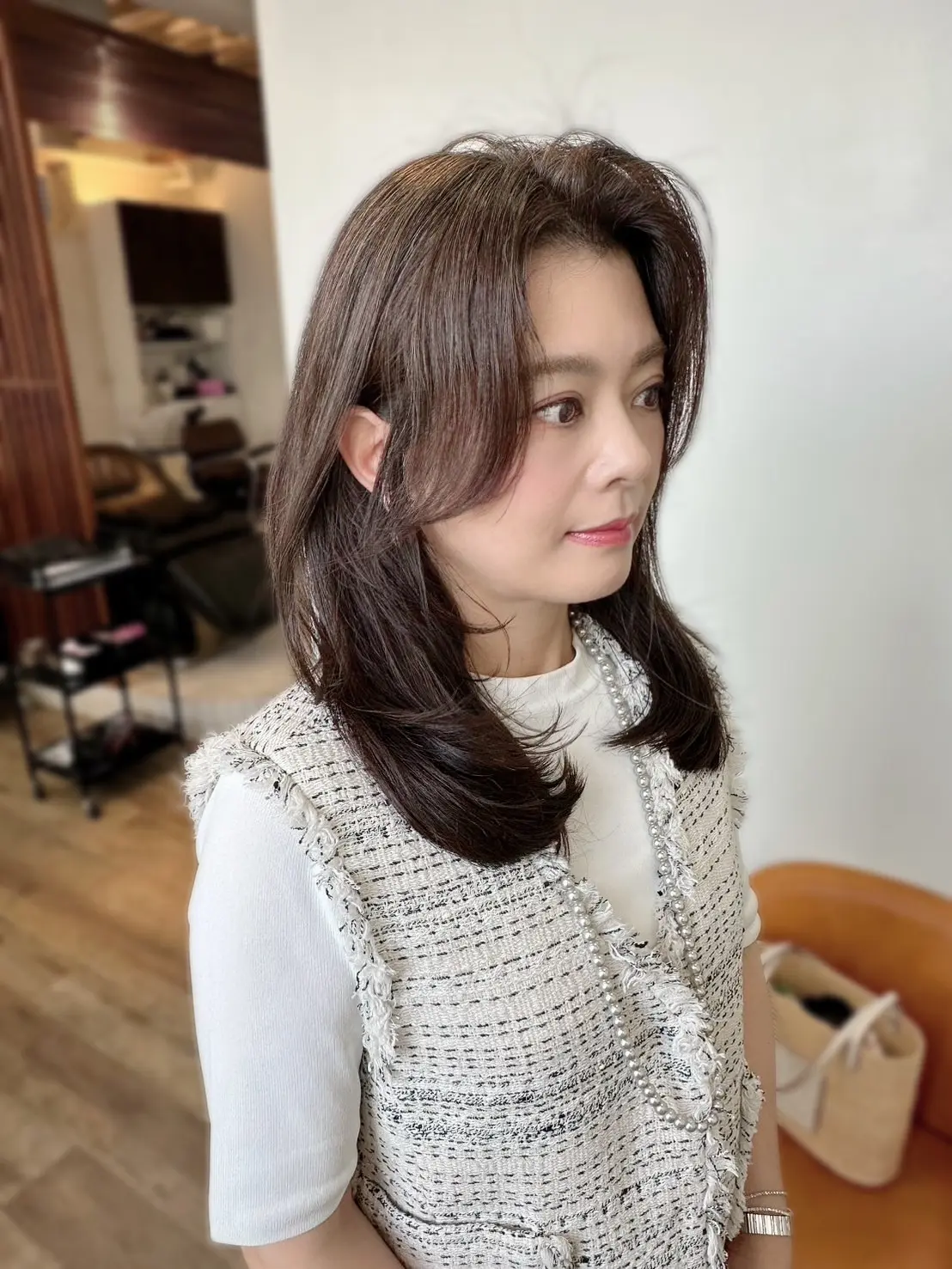 湿気でうねりやすい髪にレイヤーを入れて立体感を演出。40代、50代の大人女性におすすめのナチュラルで広がらない横顔美人ヘアスタイル