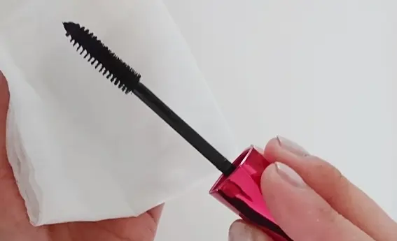 ティッシュペーパーでマスカラの余分な液を拭き取っています！