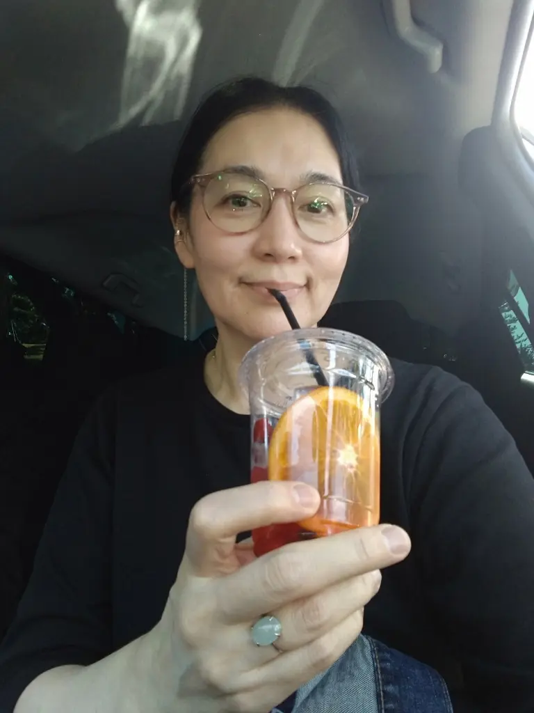 フルーツインティーを飲む私