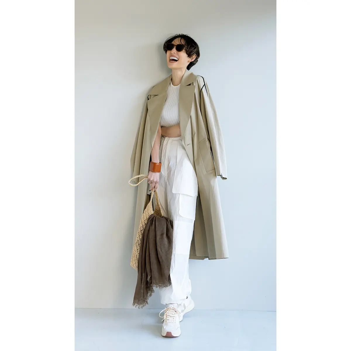 ベージュトレンチコートとホワイトパンツのコーデ　モデル・LIZA