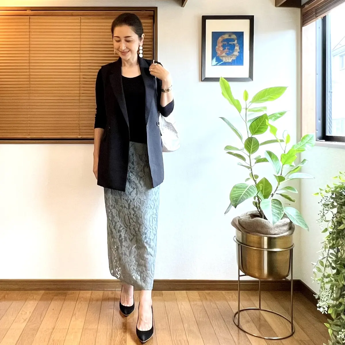 GUジレ　黒Tシャツ　黒パンプス　グリーンのレースタイトスカート、シルバーのバッグ