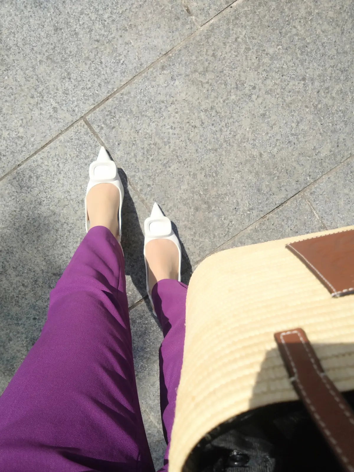 ザラのケープブレザー、プラステのリネンブレンドスティックパンツ、スタイルデリのブラウス、ロエベのかごバッグ、ザラのスリングバックハイヒール