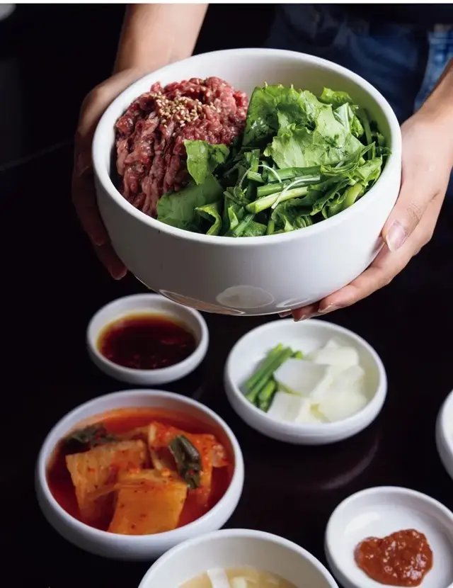 高級韓牛が130gも入ったボリューム満点の「特ハヌユッケビビンパ」W20,000