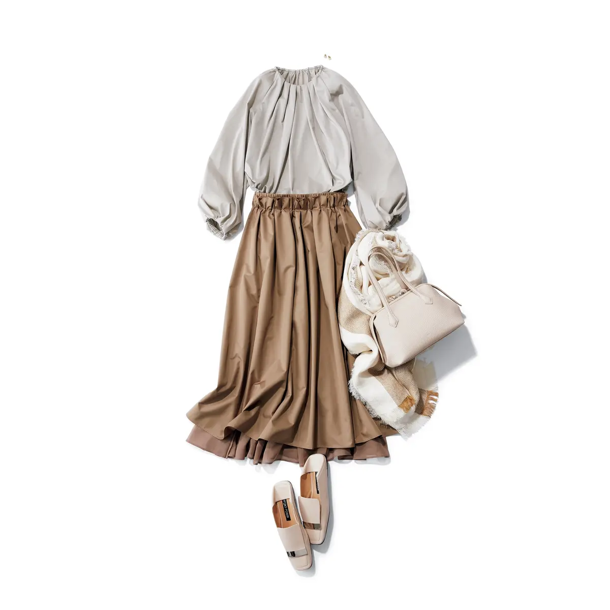 グレーバルーンスリーブブラウスとブラウンギャザースカートのコーデ