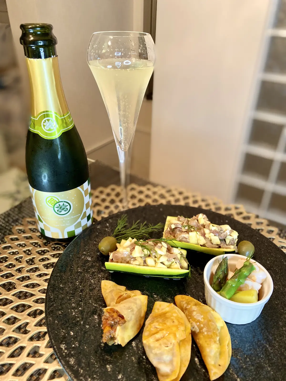 おつまみはズッキーニと鯵のタタキ・エビとアスパラのマリネ・餃子の皮のラビオリ