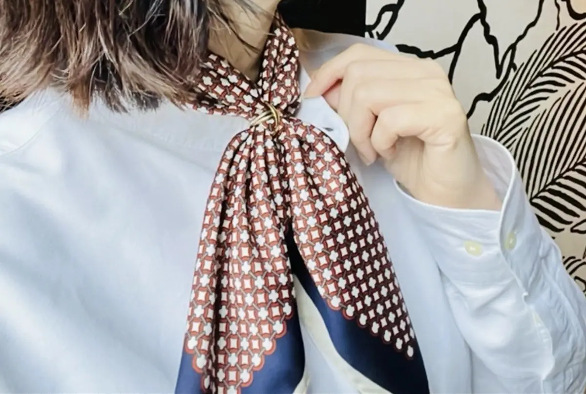 カルティエのトリニティリングはスカーフリングとしても活躍