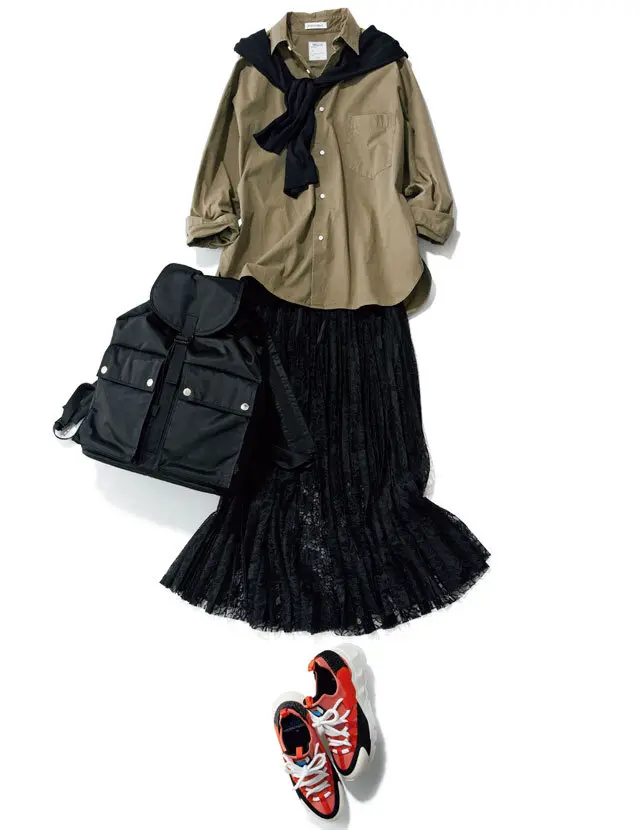 大人のカジュアルダウンは透け感レースのエレガントさが頼りに