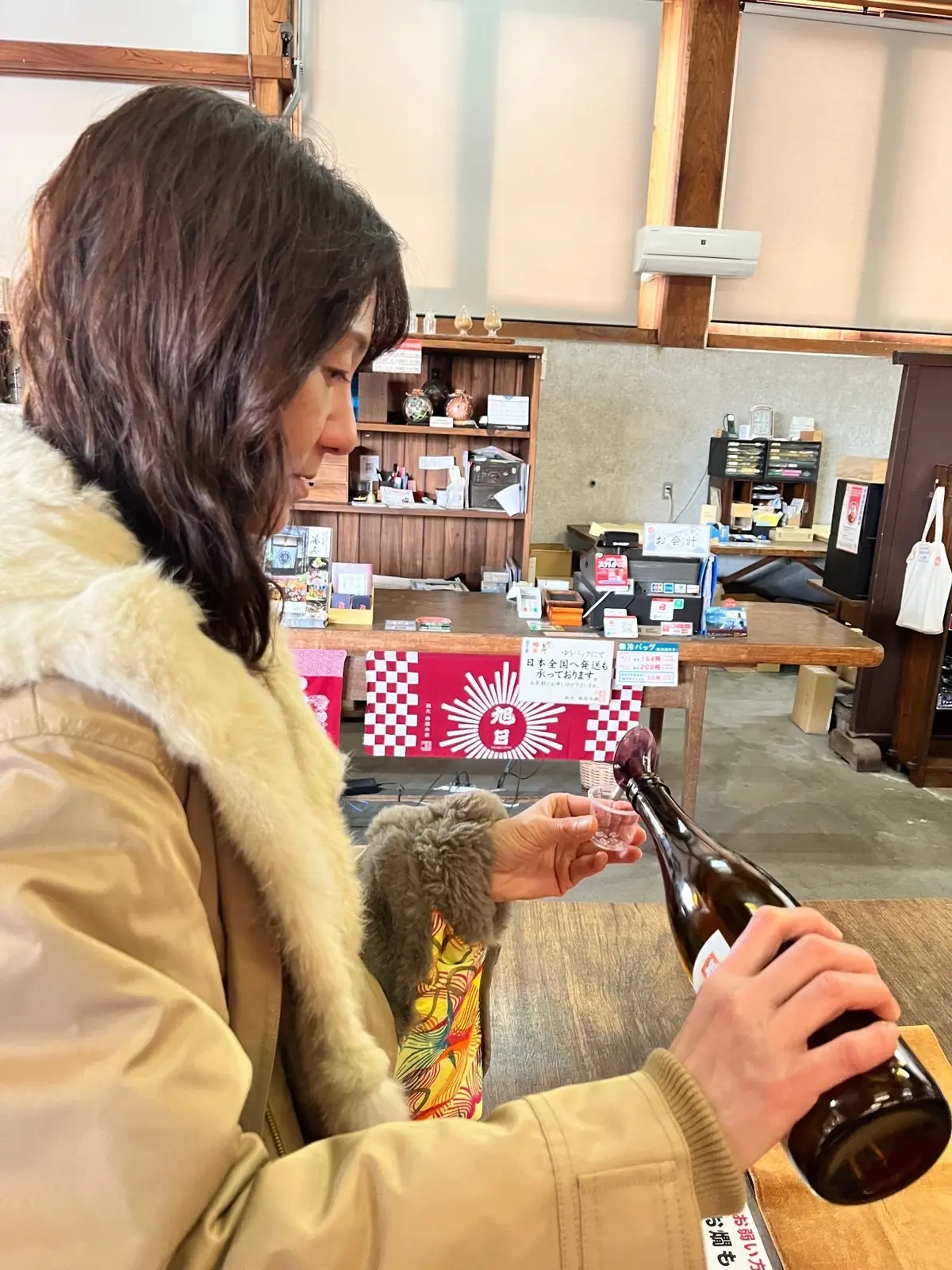 私もとっても真剣な顔。藤居本家の銘酒の中で「旭日　花灯（はなあかり）」これに決めました。