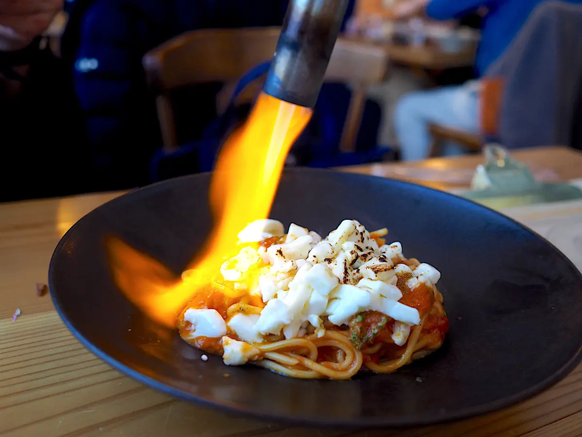 炙りモッツァレラチーズとバジルNAPPAのフレッシュトマトパスタ