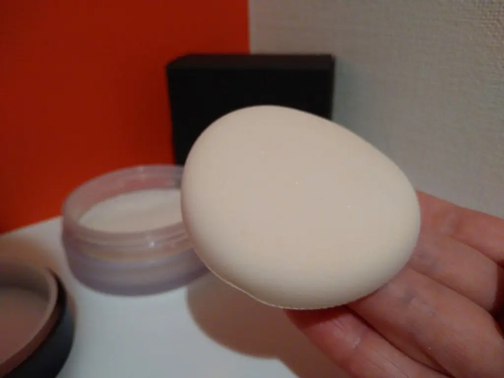 スリールースパウダーパフを持つ