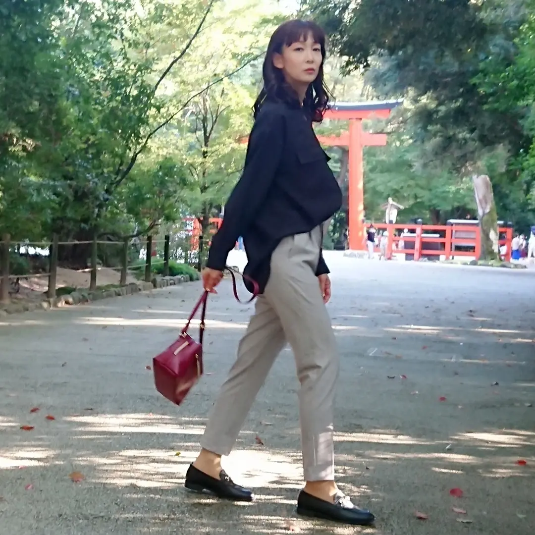 黒いブラウス  グレーパンツ  赤いバッグ  