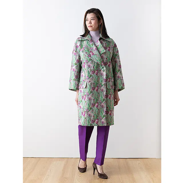 美しいジャカードのコートを主役に、きれいな色を存分に楽しんで