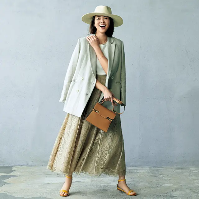 ラフにはおる着慣れた感じで甘めスカートに大人の余裕を