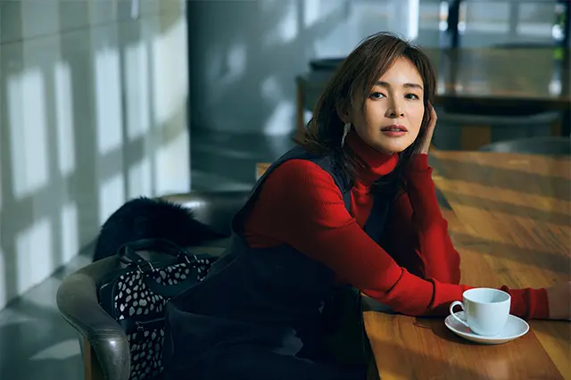 赤を効かせることで黒はコケティッシュに変化する