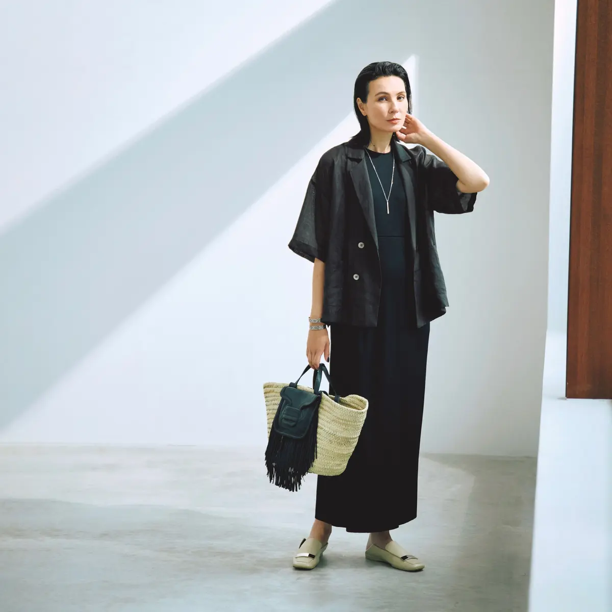 黒ワンピースに黒半袖シャツを羽織ったコーディネート　モデル・田沢美亜