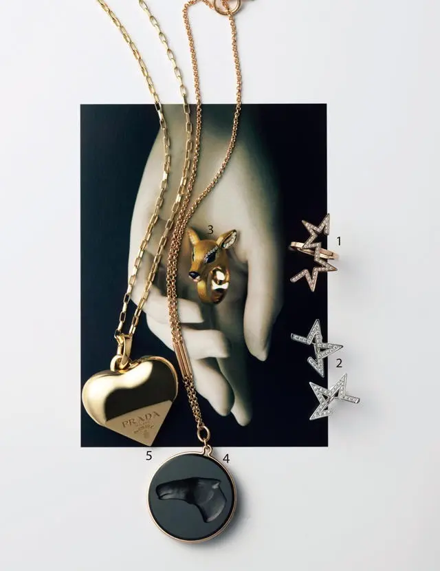 大人に似合うのはちょっとくせあり。お守りがわりのモチーフジュエリー