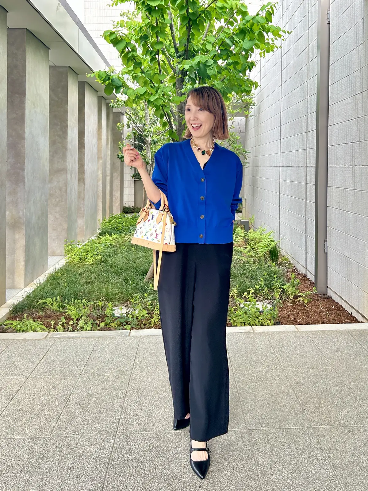 V開きで首元すっきり！E by eclaの画像_1