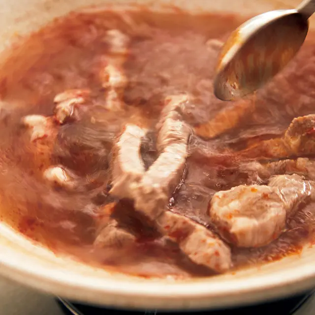 最初に肉に火を通し、味がしみ込んだところに、キャベツをたっぷりのせて蒸し煮に。