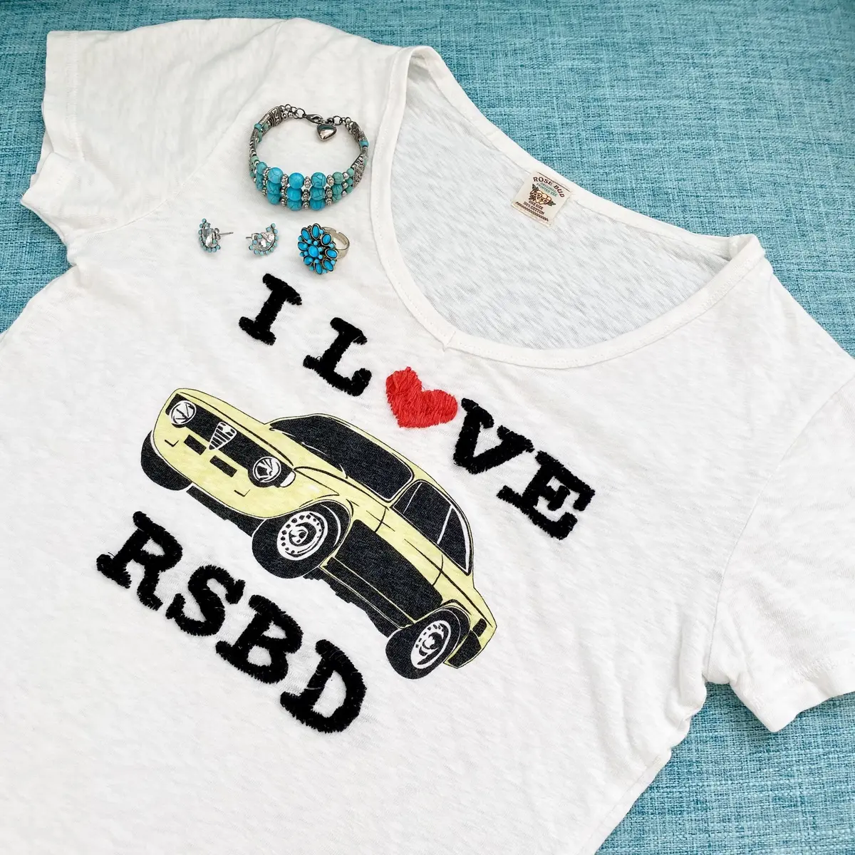 白Tシャツとターコイズアクセサリー