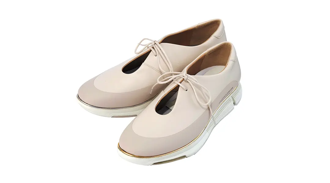 ●靴「ペダラ ライドウォークコネクト」（※アッパーの主要素材に、環境に配慮したリサイクル素材を37%使用）￥36,300／アシックス商事（ペダラ）