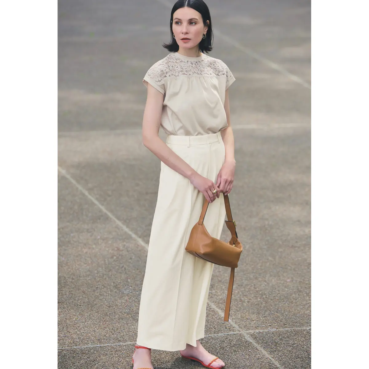 ライトベージュのレース切り替えカットソーとオフ白ワイドパンツを合わせたコーディネート　モデル・田沢美亜