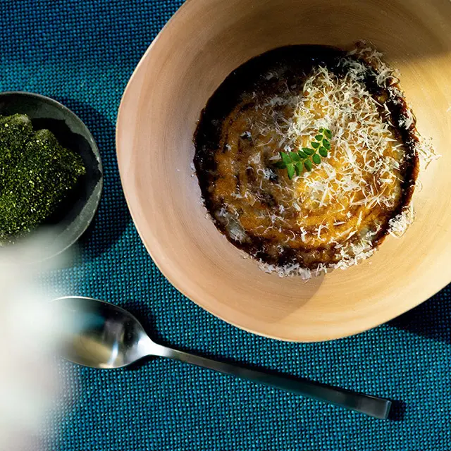 コースは￥8,800。前菜の「ナマズと玄米」。梅肉をはさんでローストしたナマズと玄米のリゾット