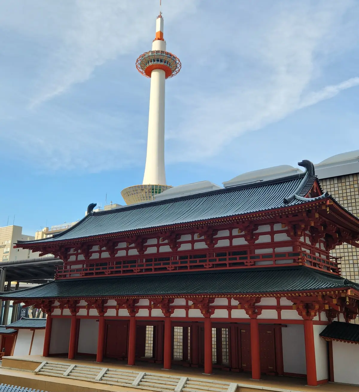 青空に京都タワーが映えていました。