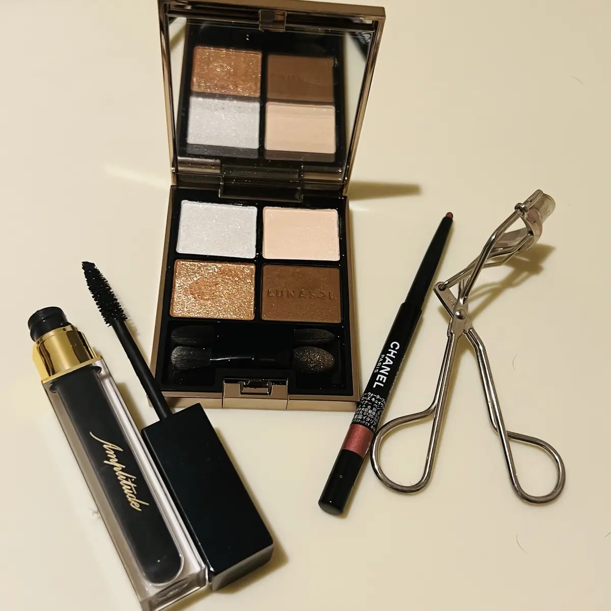 まつ毛を強調するメイクアイテム　マスカラ　アイシャドウ　アイライナー　カーラー