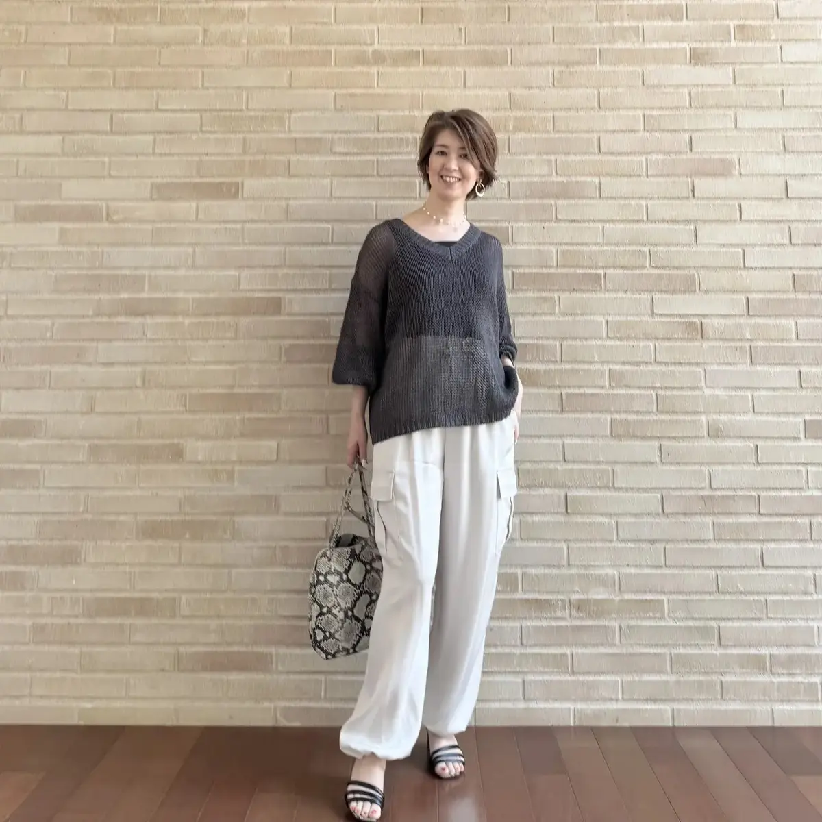 ざっくりリネンニット×ツヤ感カーゴパンツで四谷ディナー