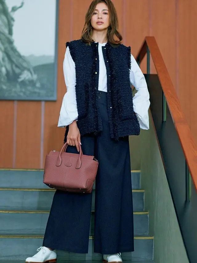 品のよさと迫力が共存する大人の洗練パンツスタイル