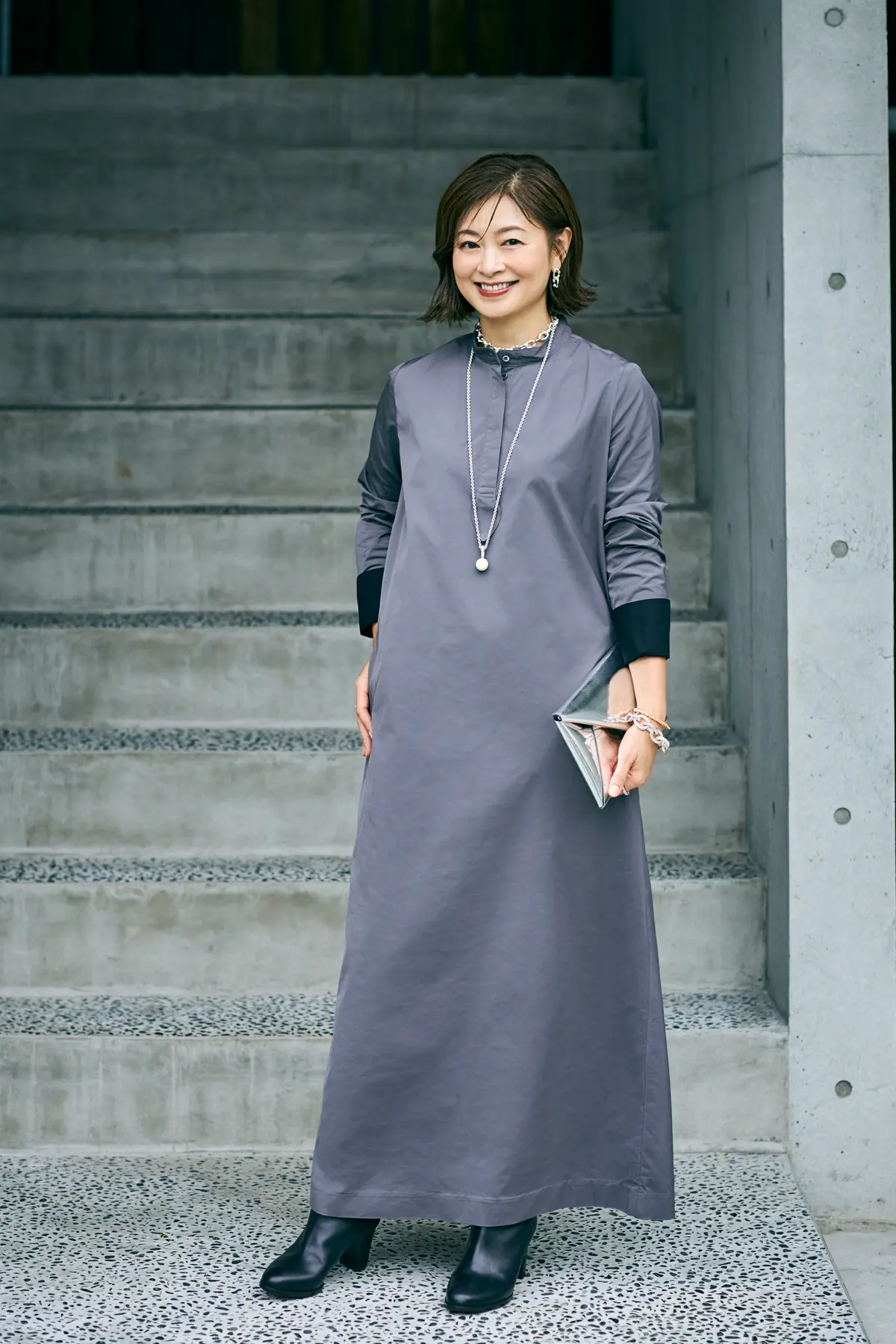 エクラプレミアム通販で取り扱うのは、黒の花びらネックレスと、クリアカラーのイヤリング。