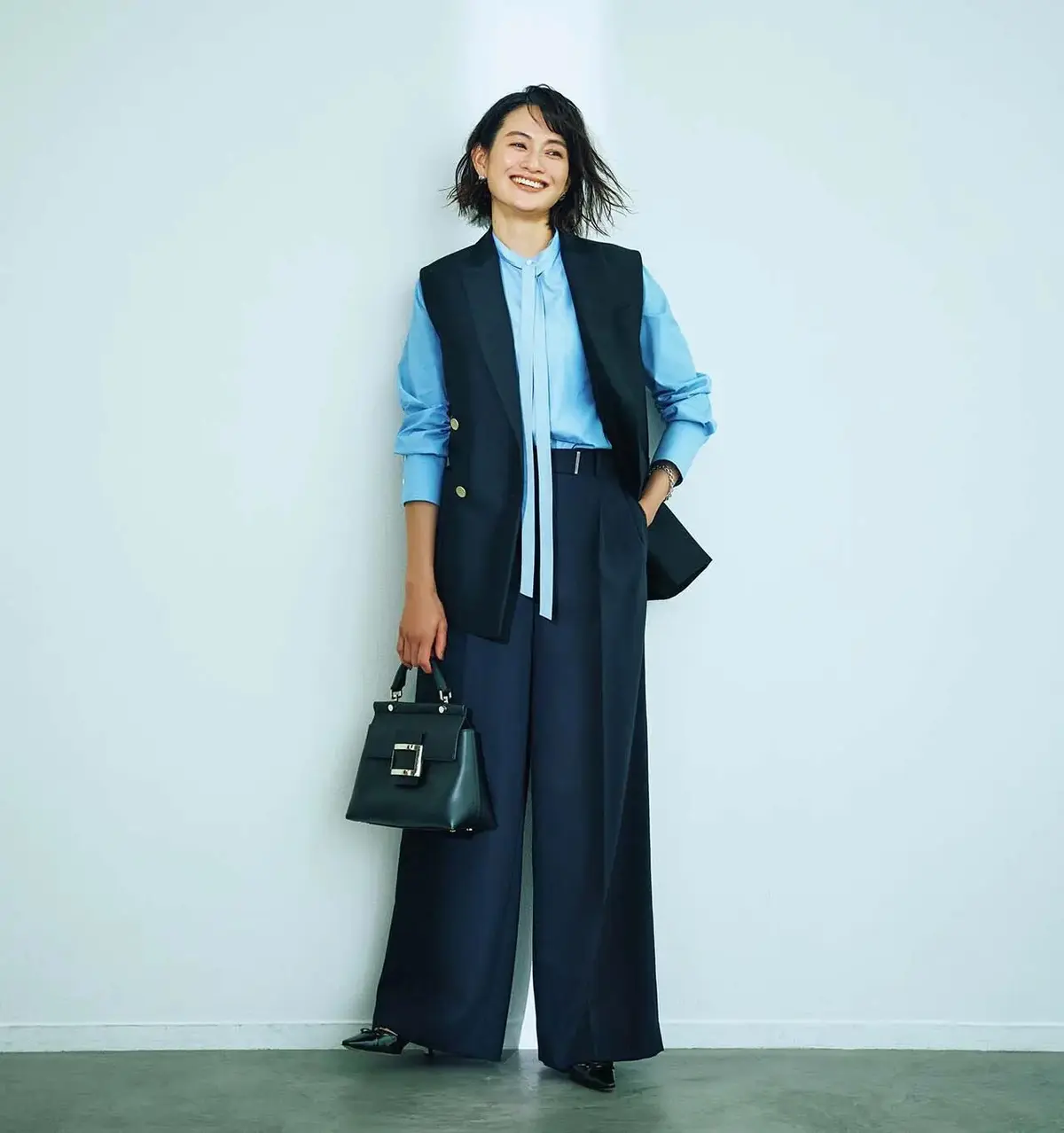 ホールド力のあるウエストからすっきり落ちるワイドレッグが抜群の補整効果を発揮！