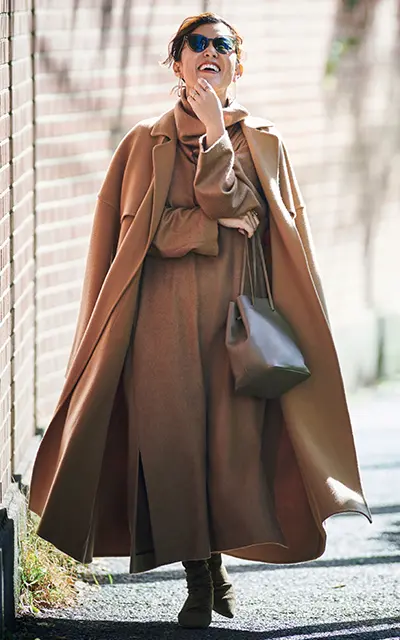 カオスのべージュコートコーデの大草直子