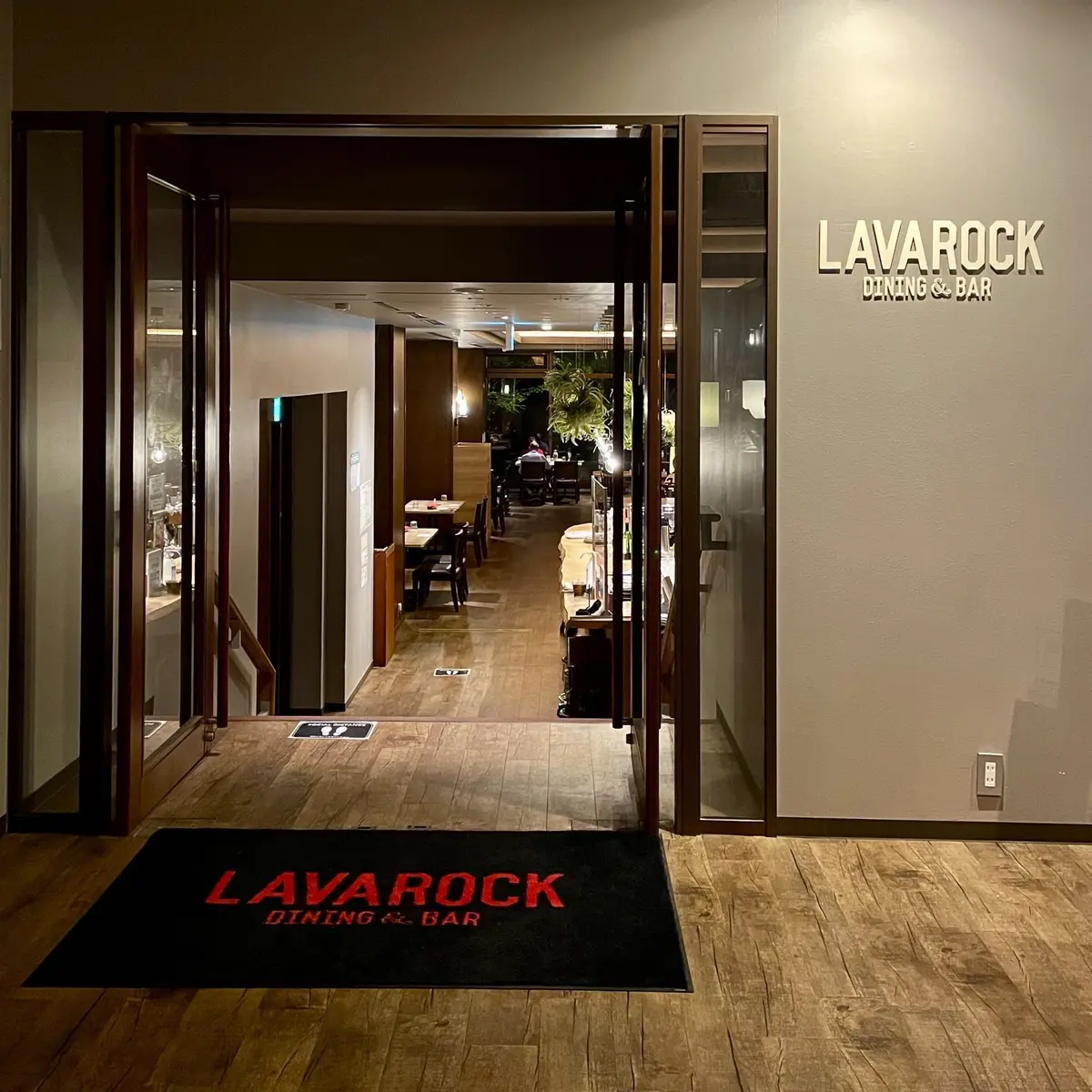 「コートヤード・バイ・マリオット 白馬」内のレストラン「LAVAROCK」入り口