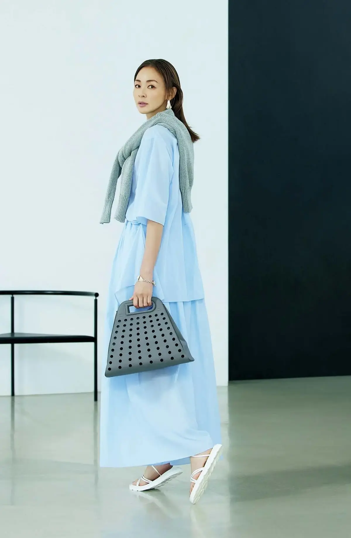 さわやかなブルーに品格グレーをちりばめて、上質な印象美をきわだたせて