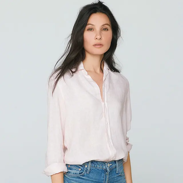 シャツ￥28,000／ロンハーマン（フランク＆アイリーン フォー ロンハーマン）　デニムパンツ￥38,000／サザビーリーグ（マザー）　